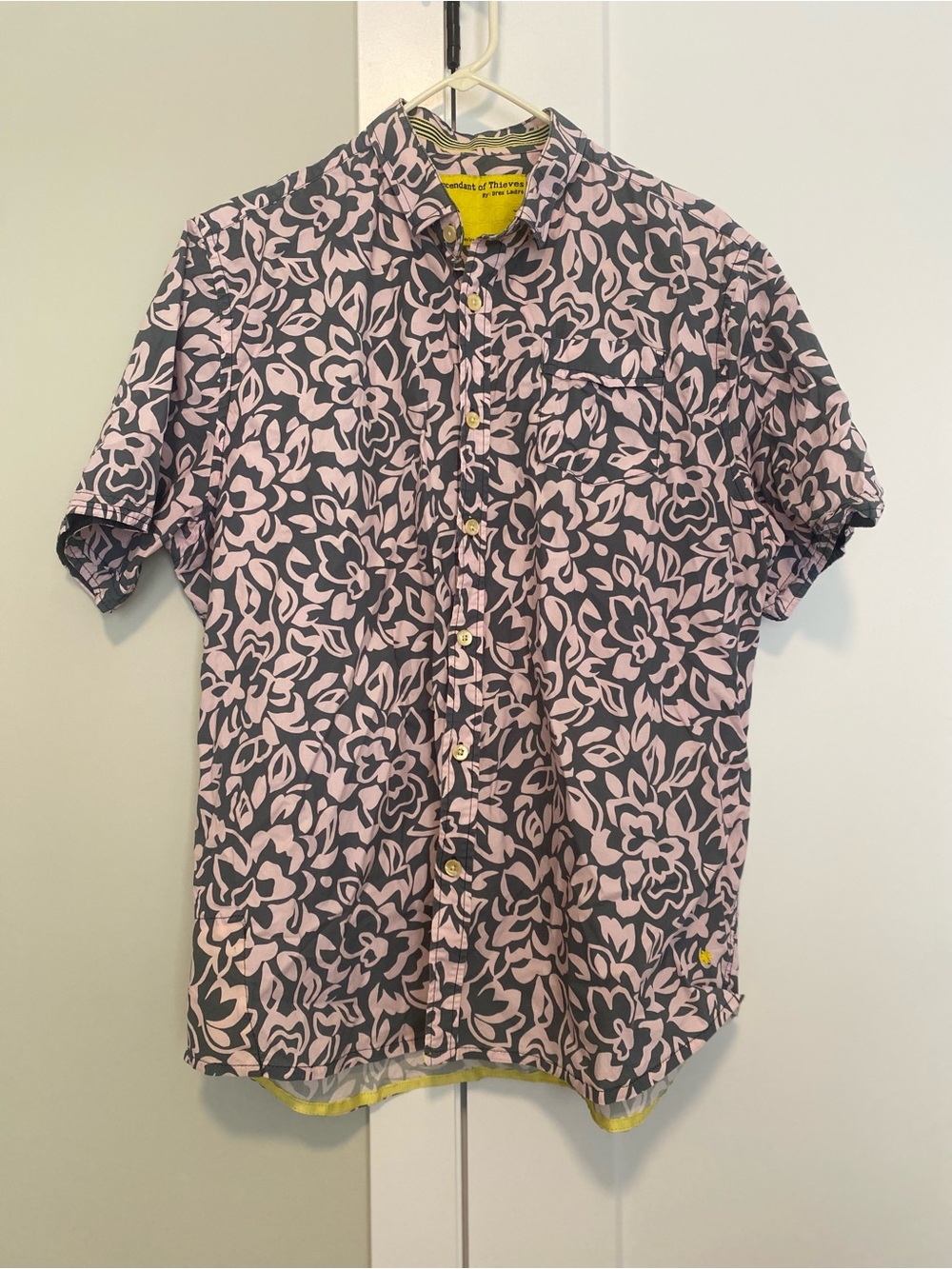 Descendant Of Theives Casual Short-Sleeve Button-Down Shirt in Pink and Black